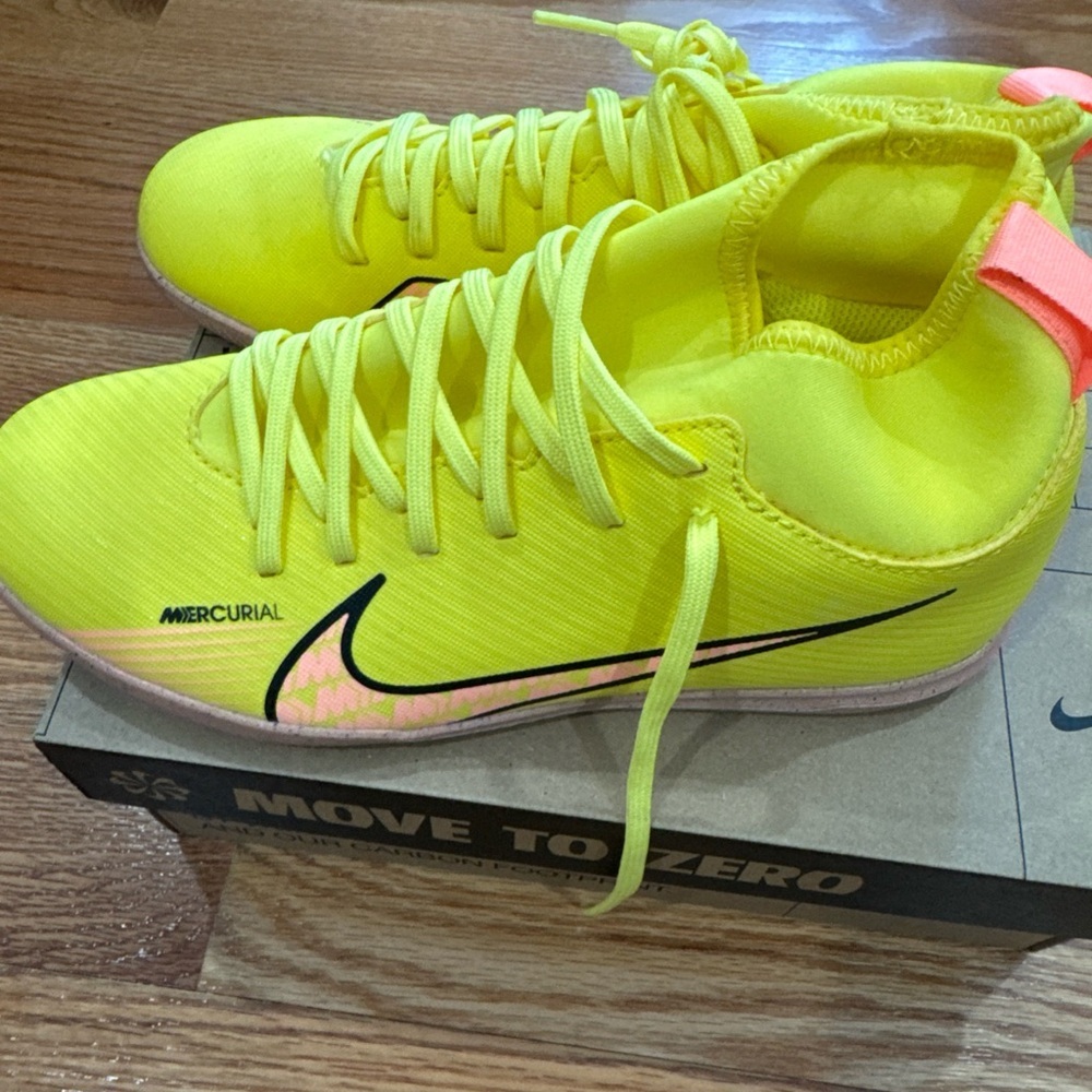 Nike Jr Superfly 9 Club IC Kids Soccer Shoes in Bright Yellow - Picture 3 of 6